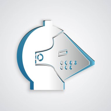 Kağıt kesiği, gri arka planda izole edilmiş baş koruma ikonu için ortaçağ demir kaskı. Kağıt sanatı tarzı. Vektör İllüstrasyonu