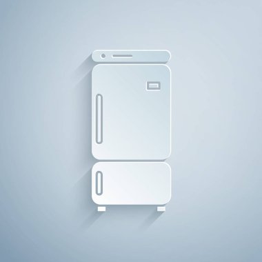 Kağıt kesiği Buzdolabı simgesi gri arkaplanda izole edilmiş. Buzdolabı buzdolabı. Ev aletleri ve aletler. Kağıt sanatı tarzı. Vektör İllüstrasyonu