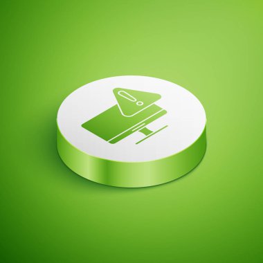 Yeşil arkaplanda ünlem simgesi olan Isometric Bilgisayar monitörü. Uyarı mesajı akıllı telefon uyarısı. Beyaz daire düğmesi. Vektör İllüstrasyonu