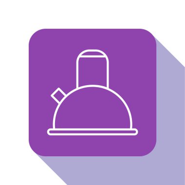 Beyaz arkaplanda ikon olan beyaz çizgi Kettle. Çaydanlık ikonu. Mor kare düğme. Vektör İllüstrasyonu