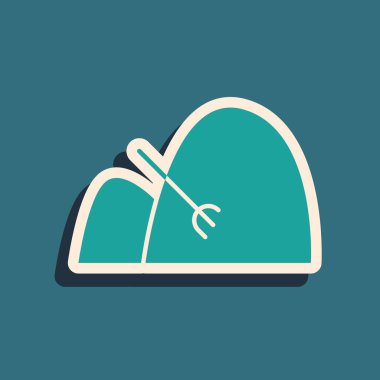 Mavi arka planda yeşil saman ve tırmık simgesi var. Uzun gölge tarzı. Vektör İllüstrasyonu