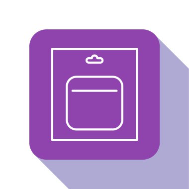 Beyaz çizgili Batarya beyaz arka planda izole edilmiş. Şimşek sembolü. Mor kare düğme. Vektör İllüstrasyonu