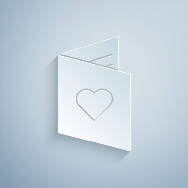 Kağıt kesiği Sevgililer Günü ilanı. Gri arkaplanda kalp ikonu var. Kutlama için davetiye ya da tebrik kartı şablonu. Kağıt sanatı tarzı. Vektör İllüstrasyonu