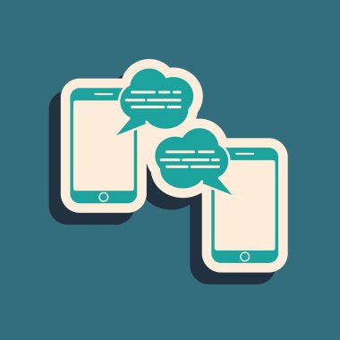 Telefon simgesindeki yeşil yeni sohbet mesajları mavi arkaplanda izole edildi. Smartphone sohbet mesajları konuşma baloncukları. Uzun gölge tarzı. Vektör İllüstrasyonu