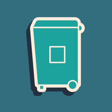 Mavi arkaplanda yeşil çöp kutusu simgesi izole edildi. Çöp kutusu tabelası. Sepet simgesini geri dönüştür. Ofis çöpü ikonu. Uzun gölge tarzı. Vektör İllüstrasyonu