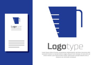 Beyaz arka planda izole edilmiş kuru ve sıvı yiyecek ikonunu ölçmek için mavi ölçü kabı. Plastik şişenin sapı var. Logo tasarım şablonu elemanı. Vektör İllüstrasyonu