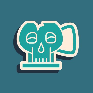 Kafatası simgesinden yeşil kupa mavi arka planda izole edilmiş. Uzun gölge tarzı. Vektör İllüstrasyonu