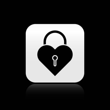 Siyah arka plan üzerinde izole bir kalp simgesi şeklinde Siyah Kale. Kilitli Kalp. Aşk sembolü ve anahtar deliği işareti. Gümüş kare düğme. Vektör İllüstrasyonu