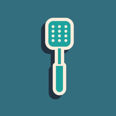 Mavi arkaplanda yeşil Spatula simgesi izole edildi. Mutfak spatula ikonu. Bbq spatula işareti. Barbekü ve ızgara aleti. Uzun gölge tarzı. Vektör İllüstrasyonu