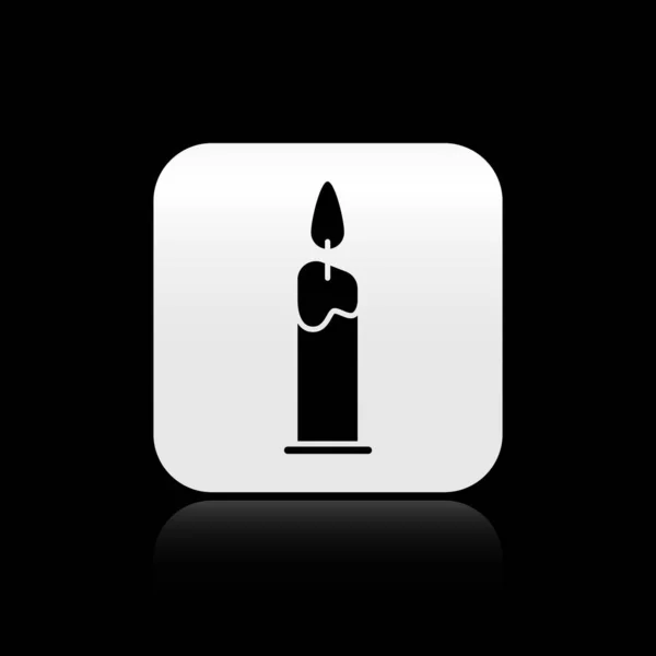 黑色的烛光在烛台图标上燃烧 与黑色背景隔离 圆柱形蜡烛与燃烧的火焰粘在一起 银方按钮 病媒图解 — 图库矢量图片