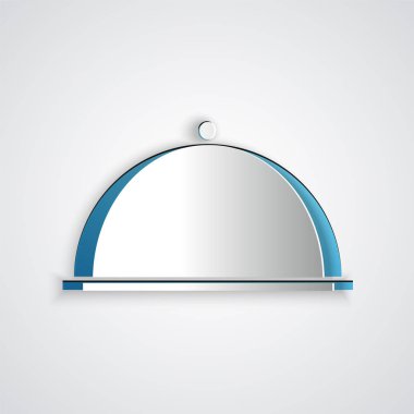 Gri arka planda izole edilmiş bir tepsi yemek ikonu ile kaplanmış kağıt kesiği. Tepsi ve kapak. Kapaklı bir restoran saati. Mutfak eşyaları sembolü. Kağıt sanatı tarzı. Vektör İllüstrasyonu