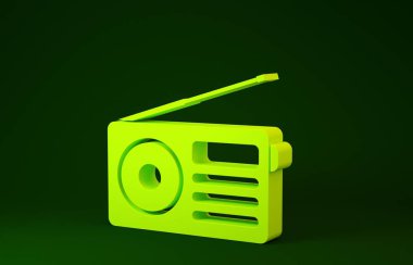 Yeşil arkaplanda anten simgesi olan Sarı Radyo. Minimalizm kavramı. 3d illüstrasyon 3B canlandırma