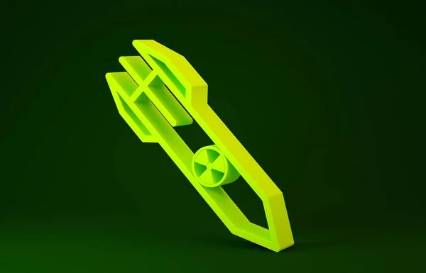 緑色の背景に分離された黄色の核ロケットアイコン。ロケット爆弾が飛ぶ。最小限の概念。3Dイラスト3Dレンダリング — ストック写真
