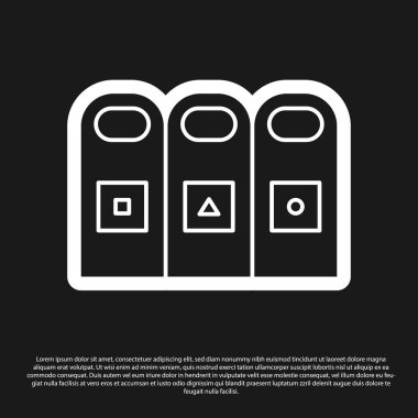 Çöp tenekelerinde siyah arka planda izole edilmiş çöp ikonu olan siyah çöp kutusu. Sepet simgesini geri dönüştür. Vektör İllüstrasyonu