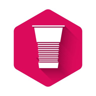 Uzun gölgeli beyaz kağıt cam ikon. Soda bardağı. Taze soğuk içecek sembolü. Pembe altıgen düğmesi. Vektör İllüstrasyonu