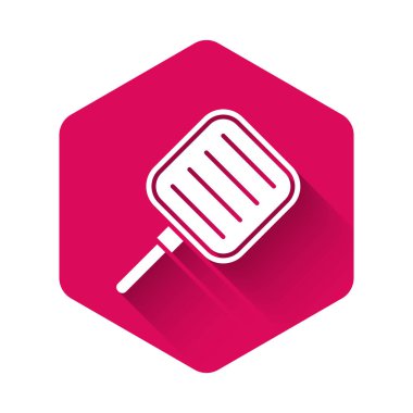 Uzun gölge ile izole beyaz tava simgesi. Fry veya kızartma gıda sembolü. Pembe altıgen düğmesi. Vektör Illustration