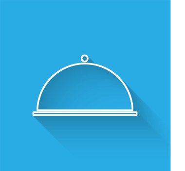 Uzun gölgeli bir tepsi yemek ikonu ile kaplanmış beyaz çizgi. Tepsi ve kapak. Kapaklı bir restoran saati. Mutfak eşyaları sembolü. Vektör İllüstrasyonu