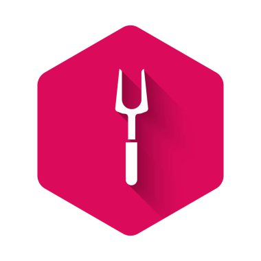 Uzun gölgeli beyaz barbekü çatalı ikonu. Mangal çatalı işareti. Barbekü ve ızgara aleti. Pembe altıgen düğmesi. Vektör İllüstrasyonu