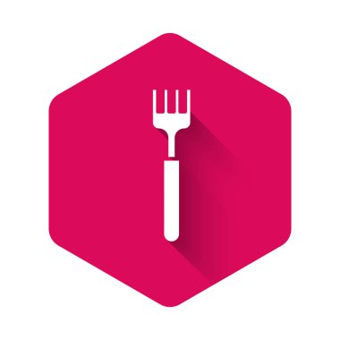 Beyaz çatal simgesi uzun gölge ile yalıtılmış. Çatal bıçak sembolü. Pembe altıgen düğmesi. Vektör Illustration