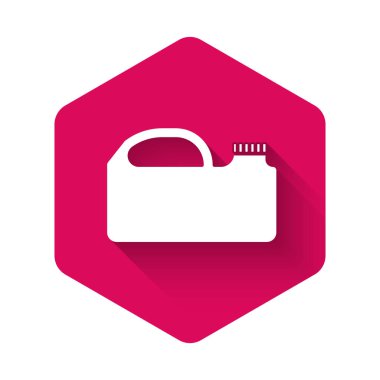 Motor yağı ikonu için uzun gölgeli beyaz plastik kutu. Benzin bidonu. Yağ değiştirme ve onarım servisi. Pembe altıgen düğmesi. Vektör İllüstrasyonu