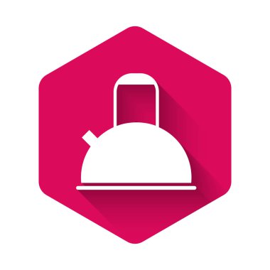 Uzun gölgeli ikonlu beyaz çaydanlık. Çaydanlık ikonu. Pembe altıgen düğmesi. Vektör İllüstrasyonu