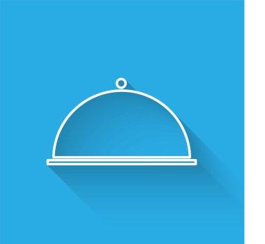 Uzun gölgeli bir tepsi yemek ikonu ile kaplanmış beyaz çizgi. Tepsi ve kapak. Kapaklı bir restoran saati. Mutfak eşyaları sembolü. Vektör İllüstrasyonu