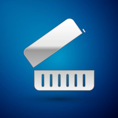 Mavi arka planda gümüş yemek kutusu simgesi izole edildi. Vektör İllüstrasyonu