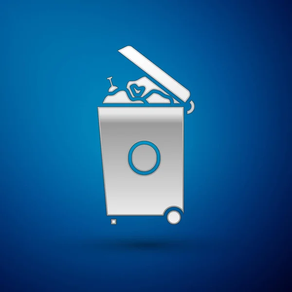 Иконка банки серебра изолирована на синем фоне. Знак мусорного бака. Reycle basket icon. Значок офисного мусора. Векторная миграция — стоковый вектор