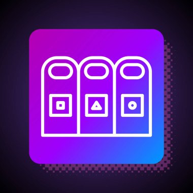 Çöp tenekelerindeki beyaz çizgi çöpü siyah arka planda izole edilmiş çöp simgesiyle. Sepet simgesini geri dönüştür. Kare renk düğmesi. Vektör İllüstrasyonu