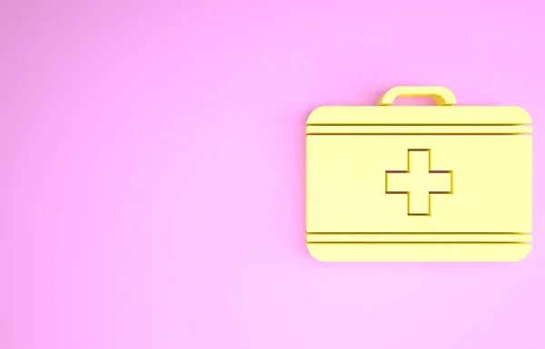 Icono amarillo del botiquín de primeros auxilios aislado sobre fondo rosa. Caja médica con cruz. Equipo médico para emergencias. Concepto de salud. Concepto minimalista. 3D ilustración 3D render — Foto de Stock