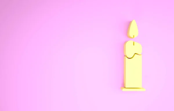 Vela Amarilla Ardiente en el icono del candelero aislado sobre fondo rosa. Vara cilíndrica con llama ardiente. Concepto minimalista. 3D ilustración 3D render — Foto de Stock