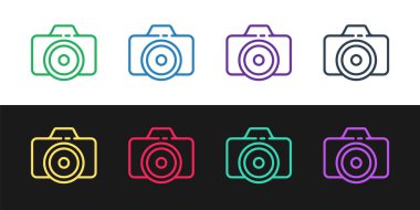 Fotoğraf makinesi simgesini siyah beyaz arkaplanda izole et. Fotoğraf makinesi simgesi. Vektör İllüstrasyonu