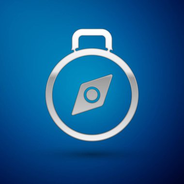 Mavi arkaplanda gümüş pusula simgesi izole edildi. Rüzgâr yön bulma sembolü. Rüzgar gül işareti. Vektör İllüstrasyonu