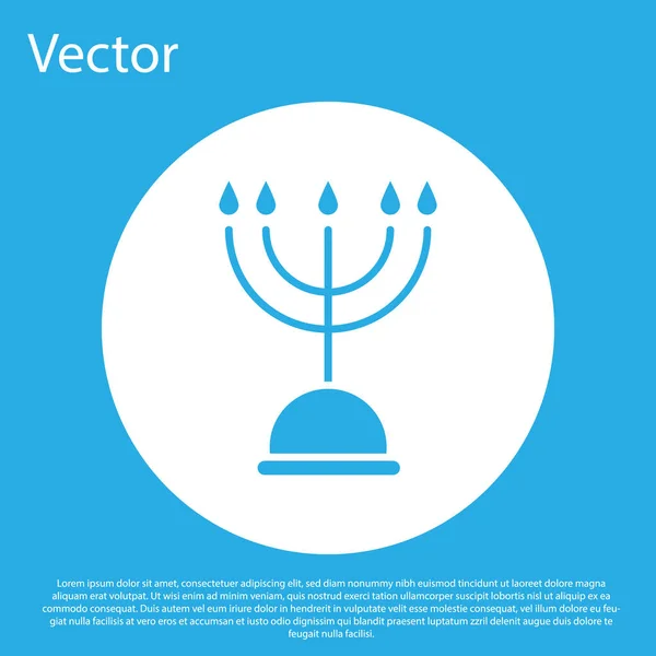 Ícone azul Hanukkah menorah isolado no fundo azul. Símbolo tradicional Hanukkah. Religião de férias, festival judaico de Luzes. Botão de círculo branco. Ilustração vetorial — Vetor de Stock