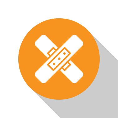 Beyaz arka planda beyaz çapraz bandaj alçı ikonu izole edildi. Tıbbi alçı, yapıştırıcı bandaj, esnek kumaş bandajı. Turuncu daire düğmesi. Vektör İllüstrasyonu