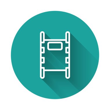 Beyaz çizgi Sedye simgesi uzun gölgeli izole edildi. Hastanenin tıbbi sedyesi. Yeşil daire düğmesi. Vektör İllüstrasyonu