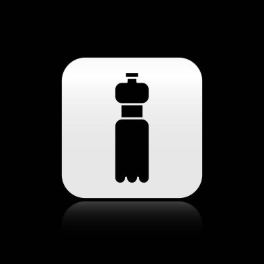 Siyah arka plan üzerinde izole su simgesi siyah Şişe. Soda su içecek işareti. Gümüş kare düğme. Vektör İllüstrasyonu