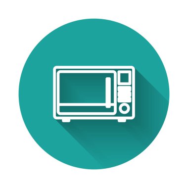 Beyaz çizgi mikrodalga fırın ikonu uzun gölgeli izole edilmiş. Ev aletleri simgesi. Yeşil daire düğmesi. Vektör İllüstrasyonu