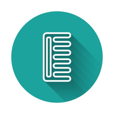 Beyaz çizgi saç fırçası ikonu uzun gölgeli izole edilmiş. Taraklı saç işareti. Berber sembolü. Yeşil daire düğmesi. Vektör İllüstrasyonu