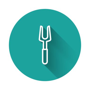 Beyaz çizgi barbekü çatalı ikonu uzun gölgeli izole edilmiş. Mangal çatalı tabelası. Barbekü ve ızgara aleti. Yeşil daire düğmesi. Vektör İllüstrasyonu