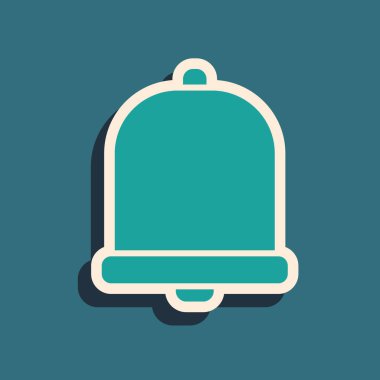 Yeşil Kilise çan simgesi yeşil arka planda izole edildi. Alarm sembolü, servis zili, el zili işareti, uyarı sembolü. Uzun gölge tarzı. Vektör İllüstrasyonu