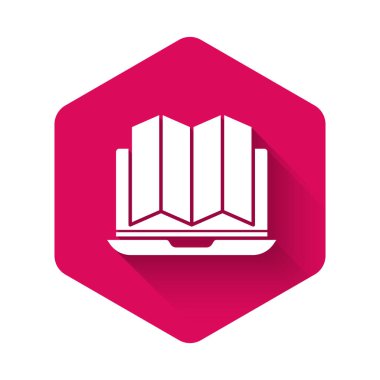 Ormanın haritadaki beyaz konumu dizüstü bilgisayar simgesinde uzun gölgeli izole edilmiş. Pembe altıgen düğmesi. Vektör İllüstrasyonu