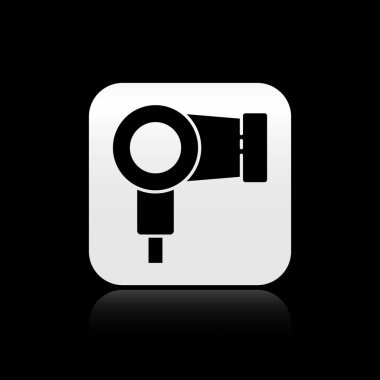 Siyah saç kurutucu simgesi siyah arka plan üzerinde izole. Saç kurutma makinesi işareti. Saç kurutma sembolü. Sıcak hava üflüyor. Gümüş kare düğme. Vektör İllüstrasyonu