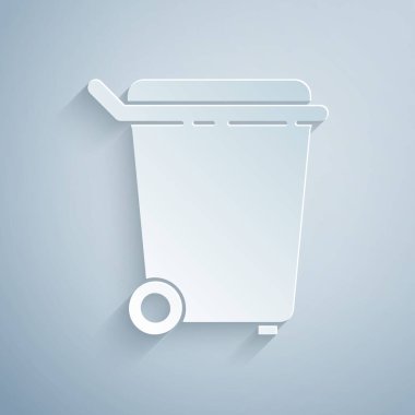 Kağıt kesiği Çöp kutusu simgesi gri arkaplanda izole edildi. Çöp kutusu tabelası. Sepet simgesini geri dönüştür. Ofis çöpü ikonu. Kağıt sanatı tarzı. Vektör İllüstrasyonu