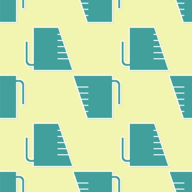 Kuru ve sıvı yiyecek ikonunu ölçmek için yeşil ölçü kabı sarı zemin üzerinde izole edilmiş pürüzsüz desen. Plastik şişenin sapı var. Vektör İllüstrasyonu