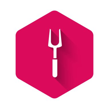 Uzun gölgeli beyaz barbekü çatalı ikonu. Mangal çatalı işareti. Barbekü ve ızgara aleti. Pembe altıgen düğmesi. Vektör İllüstrasyonu