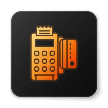 Parlak turuncu POS terminali, beyaz arkaplanda izole edilmiş eklenmiş kredi kartı ve yazdırılmış alıcı simgesi var. NFC ödeme konsepti. Siyah kare düğme. Vektör İllüstrasyonu