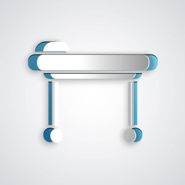 Kağıt kesiği Sedye simgesi gri arkaplanda izole edildi. Hastanenin tıbbi sedyesi. Kağıt sanatı tarzı. Vektör İllüstrasyonu