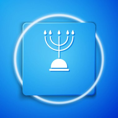 Mavi arka planda beyaz Hanuka menorah simgesi izole edildi. Geleneksel Hanuka sembolü. Tatil dini, Yahudi Işık Festivali. Mavi kare düğme. Vektör İllüstrasyonu