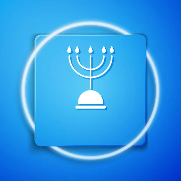 白色Hanukkah Menorah图标被蓝色背景隔离 光明节的传统象征 节日宗教 犹太灯节 蓝色正方形按钮 病媒图解 — 图库矢量图片